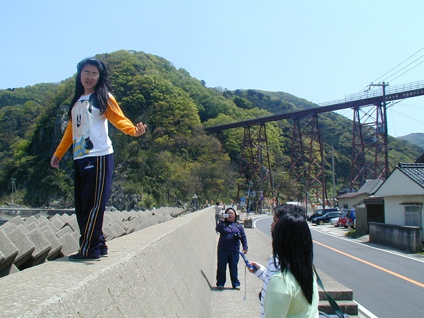 写真(5)餘部鉄橋_子供たち.JPG